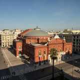 E infine il Teatro Petruzzelli, ricoperto dall�inconfondibile cupola il cui color grigio contrasta con il rosso amaranto del politeama...